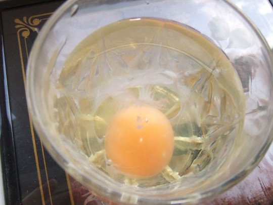 Пить сырые яйца натощак. Сырое яйцо. Желток при выкатывании яйцом.